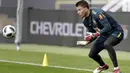 Kiper Brasil, Neto, menangkap bola saat latihan jelang laga persahabatan di Berlin, Jerman, Selasa, (27/3/2018). Brasil akan berhadapan dengan Jerman. (AP/Michael Sohn)