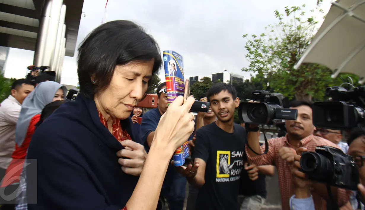 Sallyawati Rahardja menutup wajahnya usai kembali diperiksa KPK, Jakarta, Rabu (8/2). Sallyawati dipanggil terkait dengan kasus suap pengadaan pesawat dan mesin pesawat dari Airbus SAS dan Rolls-Royce pada PT Garuda Indonesia. (Liputan6.com/Helmi Afandi)