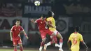 Gelandang Persija Jakarta, Sandi Sute, duel udara dengan Selangor FA pada laga persahabatan di Stadion Patriot, Jawa Barat, Kamis (6/9/2018). Persija kalah 1-2 dari Selangor FA. (Bola.com/M Iqbal Ichsan)