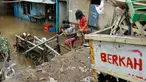 Warga melintasi banjir yang mulai memasuki belasan rumah warga di RT 11/ RW 07 sejak pukul 01.00 WIB dini hari tadi, Jakarta, Senin (16/11/2015). Ketinggian air mencapai 3 meter saat subuh dan merendam puluhan rumah. (Liputan6.com/Yoppy Renato)