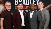 Manny Pacquiao dan Timothy Bradley berpose dengan pelatih mereka Freddie Roach dan Teddy Atlas saat konferensi pers pengumuman resmi pertarungan mereka di Beverly Hills, California, USA (19/1/2016). (AFP/CHRIS FARINA)