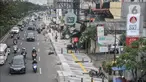 Pejalan kaki saat melintasi trotoar yang tengah direvitalisasi di Jalan Margonda Raya, Depok, Jawa Barat, Minggu (4/12/2022). Pemerintah Kota Depok lewat Dinas Pekerjaan Umum dan Penataan Ruang (DPUPR) menganggarkan Rp23,5 miliar untuk revitalisasi trotoar di Jalan Margonda. (merdeka.com/Iqbal S Nugroho)