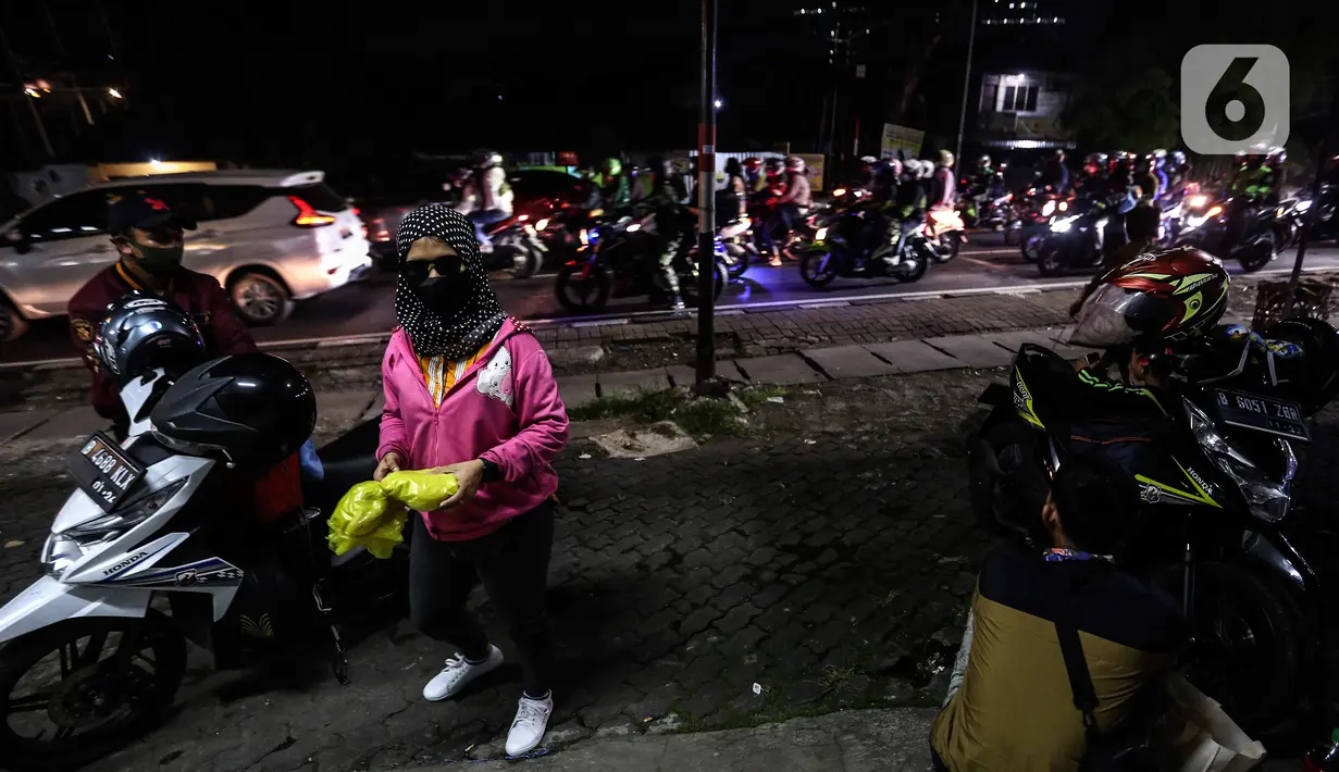 <p>Pemudik yang menggunakan sepeda motor melewati Jalan Dr. H Juanda, Bekasi, Jawa Barat, (29/4/2022). Pada H-3 Idul Fitri 1443 H Pemudik yang menggunakan sepeda motor memadati bekasi untuk menggunakan jalur pantura untuk sampai ke kampung halaman. (Liputan6.com/ Johan Tallo)</p>
