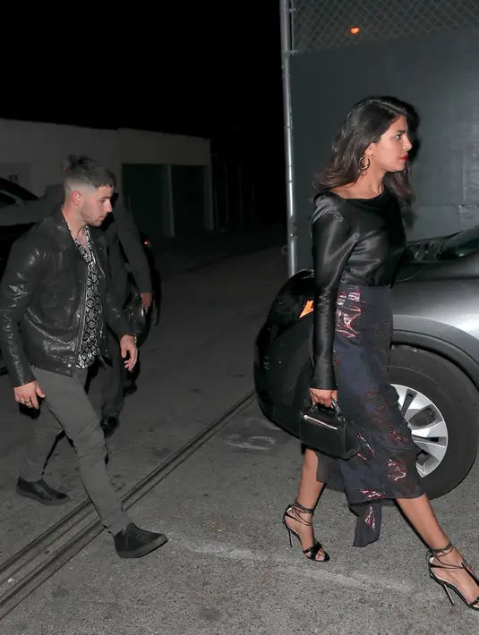 Kemudian Nick dan Priyanka pun tertangkap kamera makan malam berdua dan dikabarkan sangat mesra. (Backgrid/HollywoodLife)