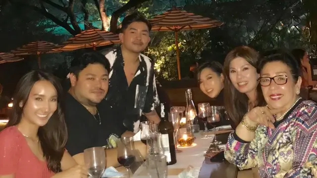 6 Potret Kebersamaan Ivan Gunawan dan Bella Aprilia, Dikabarkan Dekat