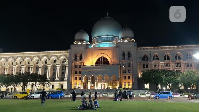 <p>Pemandangan Putrajaya yang indah di Malaysia. Bangunan lembaga yudikatif di pusat kota pada malam hari. Dok: Tommy Kurnia/Liputan6.com</p>