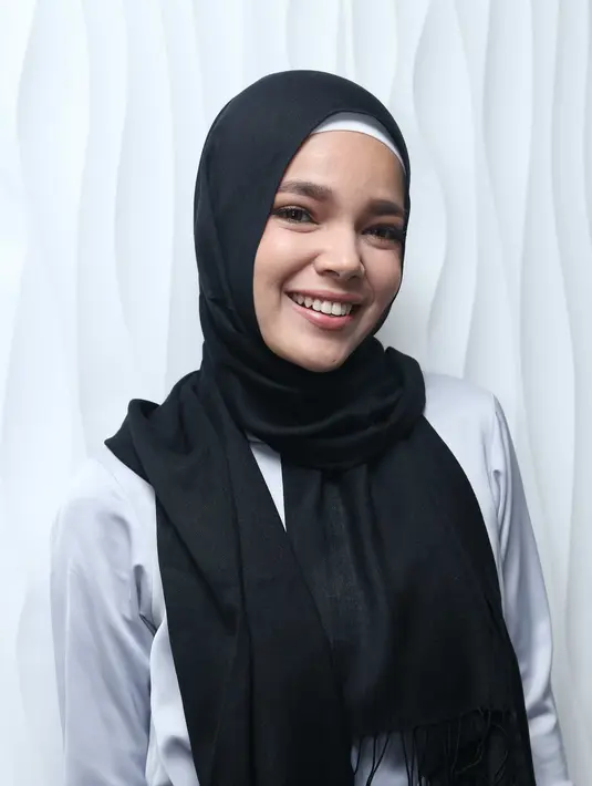 Penyayi dan pemeran Dewi Sandra memutuskan berhijab setelah mendapatkan hidayah sebelum menjalankan salat tahajud. Kehidupan yang penuh cobaan, hingga ia mendapatkan hidayah. Sejak 2013, Dewi Sandra memantabkan menutup auratnya. (Andy Masela/Bintang.com)