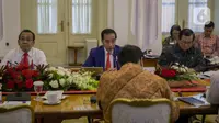 Presiden Joko Widodo memimpin rapat terbatas di Istana Kepresidenan Bogor, Jakarta, Selasa (4/2/2020). Jokowi menegaskan, pemerintah telah mengambil langkah-langkah tegas dalam mencegah penyebaran virus corona di Indonesia. (Liputan6.com/Faizal Fanani)