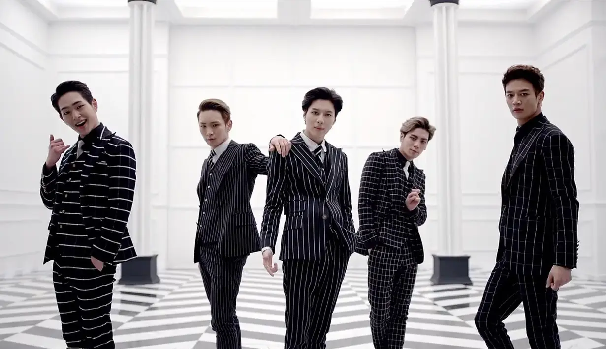 Saat konser berakhir, air mata Taemin, Onew, Key, dan Minho tak terbendung saat mereka menceritakan Jonghyun. "Kenangan dengan Jonghyun sangat berharga bagiku. Ia seperti keluargaku," tutur Taemin. (Foto: Soompi.com)