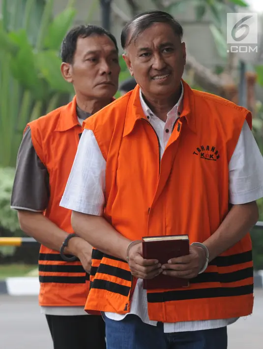 Anggota DPR RI nonaktif Markus Nari dan Hakim Pengadilan Negeri Balikpapan Kayat berjalan menuju gedung KPK, Jakarta, Kamis (4/7/2019). Kayat diperiksa terkait suap memengaruhi vonis bebas sudarman yang menjadi terdakwa dalam kasus pemalsuan surat. (merdeka.com/Dwi Narwoko)
