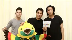 Personel band Armada berpose usai peluncuran album Asian Games 2018 di Stadion Akuatik, Jakarta, Jumat (13/7). Armada mengaku senang bisa menjadi salah satu pengisi lagu album Asian Games 2018. (Liputan6.com/Herman Zakharia)