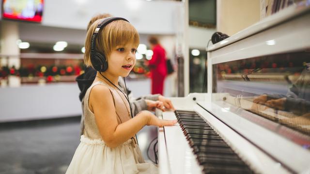 Contoh ilustrasi anak sedang bermain piano