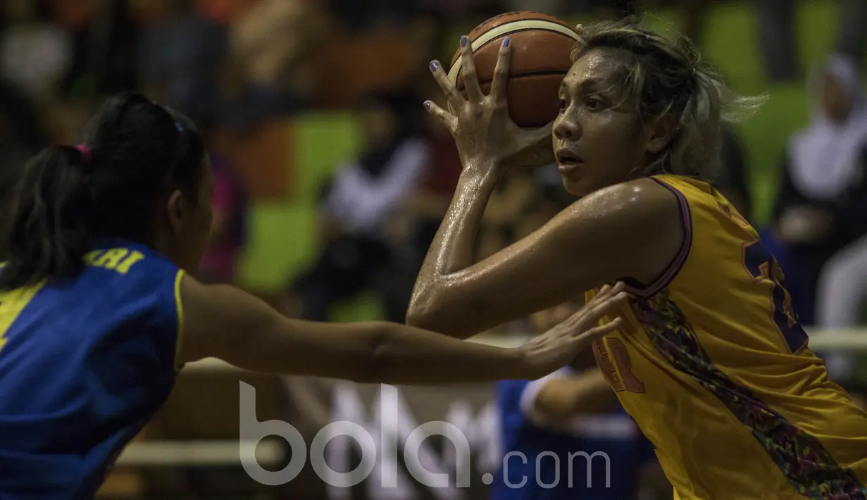 Pebasket Surabaya Fever, Sophia Gabriel, berusaha melewati pebasket Sahabat Semarang pada final Sahabat Cup 2017 di GOR Sahabat, Semarang, Sabtu (22/4/2017). Sahabat kalah 61-71 dari Fever. (Bola.com/Vitalis Yogi Trisna)
