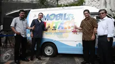 Direktur Utama PJAA Gatot Setyowaluyo (kedua kiri) berfoto bersama jajaran direksi usai meluncurkan Mobil Pintar Ancol di Ancol, Jakarta, Rabu (15/6/2016). (Liputan6.com/Faizal Fanani)