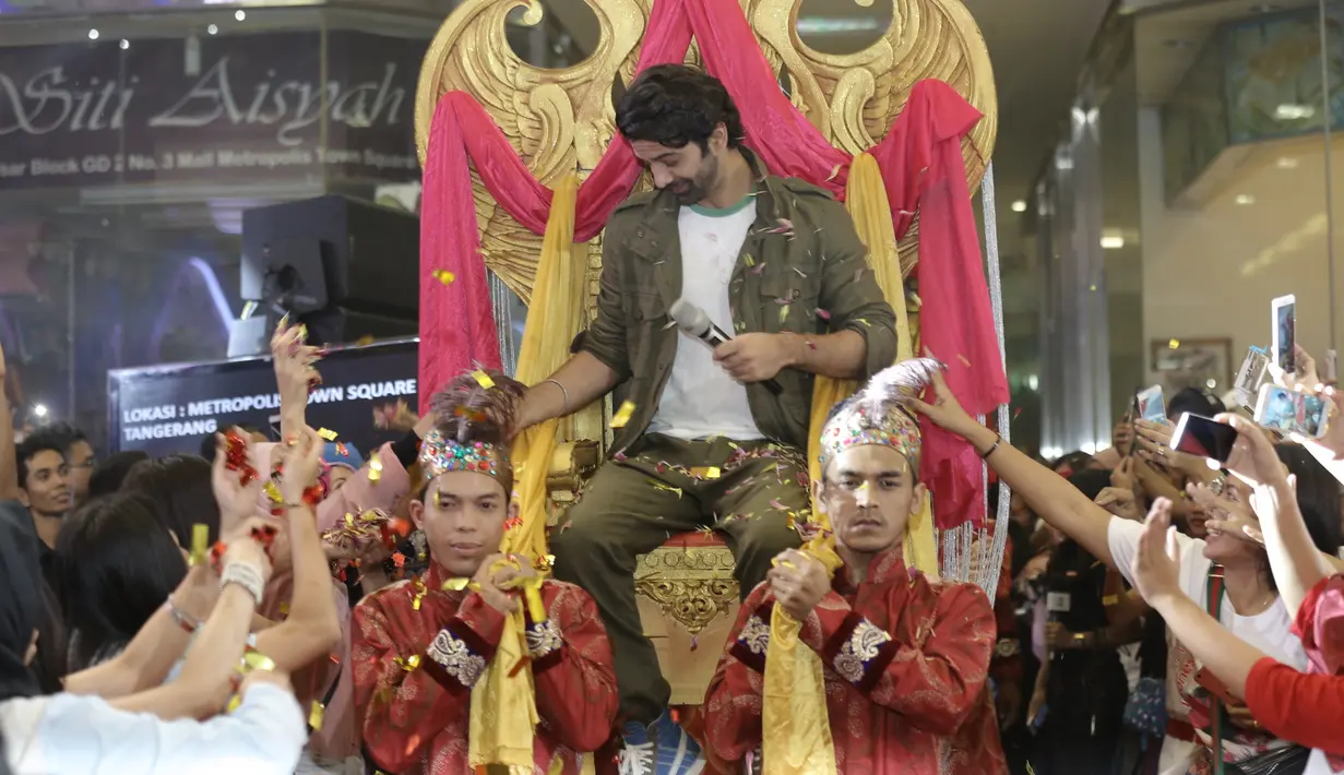 Seperti raja dan ratu, sebelum naik ke atas panggung, di atas karpet merah, keduanya duduk di atas tandu berbentuk singgasana. Empat orang mengusung keduanya berjalan di karpet merah menuju panggung. (Galih W. Satria/Bintang.com)