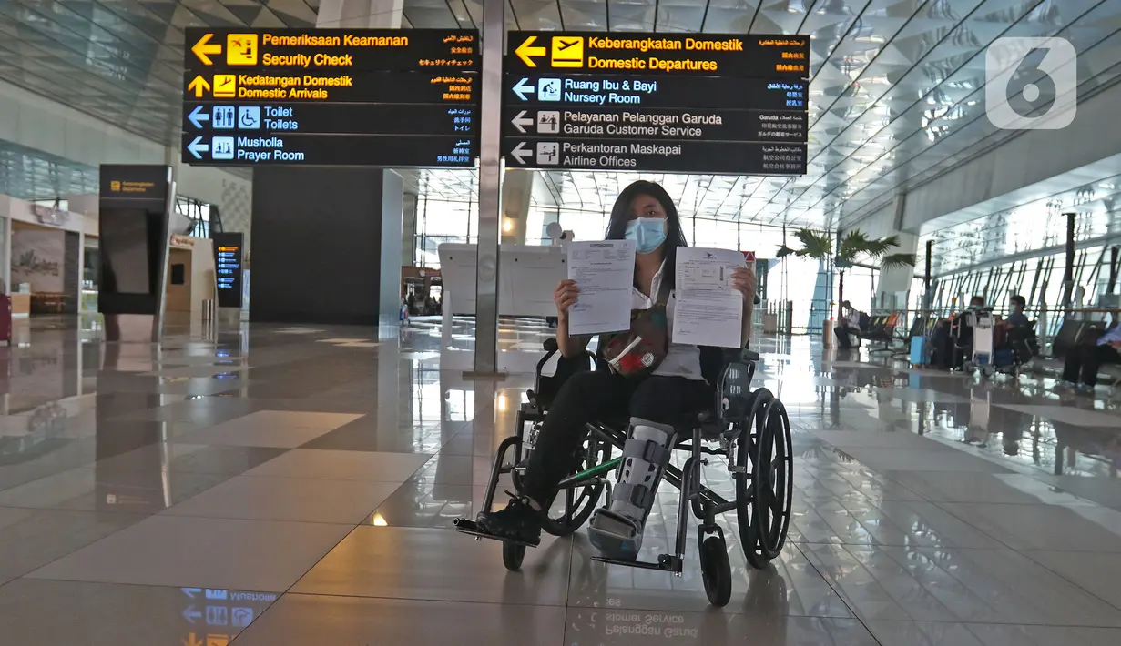 Calon penumpang dengan ijin khusus berobat menunjukan surat syarat terbang di Terminal 3 Bandara Soekarno Hatta, Tangerang, Banten, Kamis (7/5/2020). Pemerintah melalui kementerian Perhubungan membuka kembali penerbangan domestik dengan penumpang bersyarat. (Liputan6.com/Herman Zakharia)