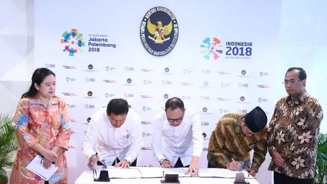 Penandatanganan perubahan atas SKB tiga Menteri tentang hari libur nasional dan cuti bersama tahun 2018 disaksikan oleh Menko PMK Puan Maharani dan Menteri Perhubungan Budi Karya Sumadi.