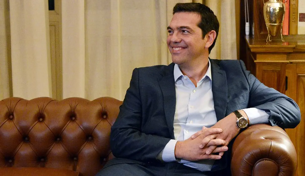 Perdana Menteri Yunani Alexis Tsipras saat menemui Presiden Yunani, Prokopis Pavlopoulos di Istana Presiden, Athena, Kamis (20/8/2015). Dia mengumumkan pengunduran dirinya dan menyerukan pemilu dini tanggal 20 September. (AFP PHOTO/LOUISA GOULIAMAKI)