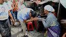 Balon Gubernur DKI Jakarta Sandiaga Uno saat bersalaman dengan warga Tambora di Jakarta, Minggu (10/4). Sandiaga Uno bersama Istrinya Nur Asia Uno hadir untuk mendengarkan aspirasi warga di kawasan tersebut. (Liputan6.com/Gempur M Surya)