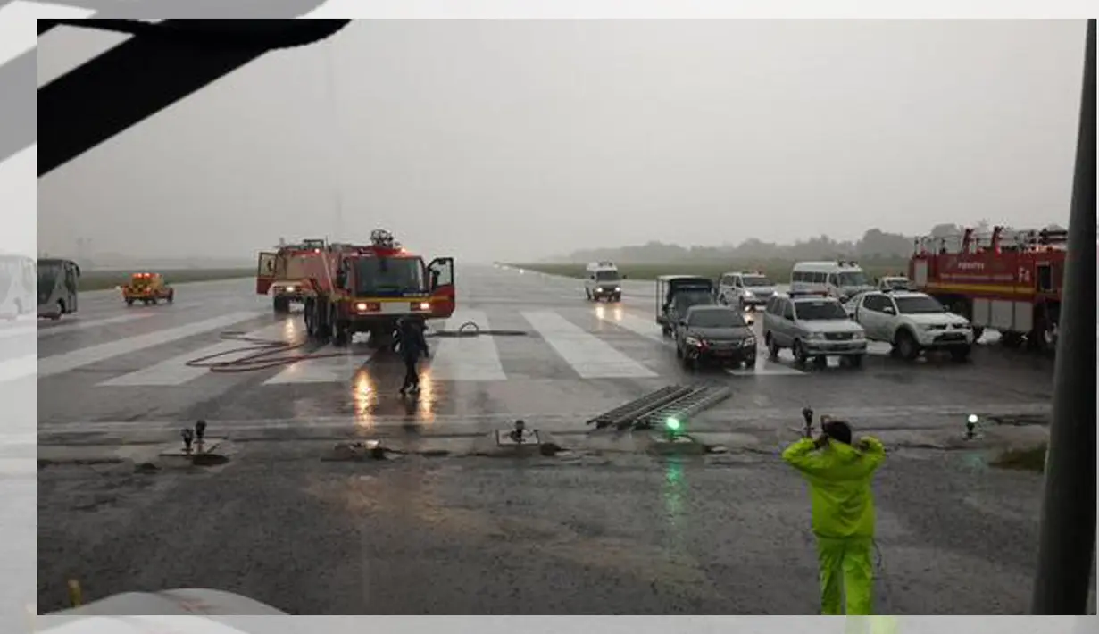 Mobil pemadam kebakaran mendekati pesawat Garuda Indonesia, untuk mencegah adanya api di Bandara Internasional Sultan Hasanuddin, Makassar, Selasa (2/6). Pesawat dengan nomor penerbangan GA-618 itu tergelincir saat akan mendarat. (twitter.com/agus_noor)