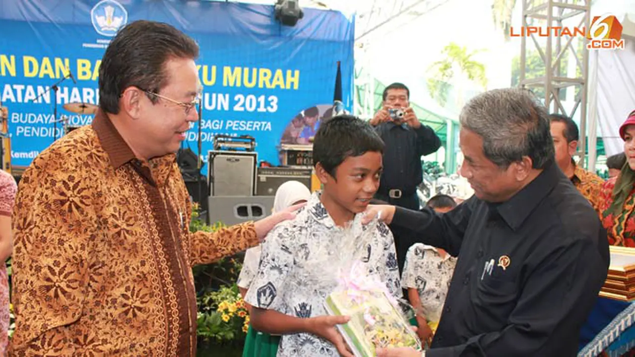 mendikbud-buku-130627b.jpg