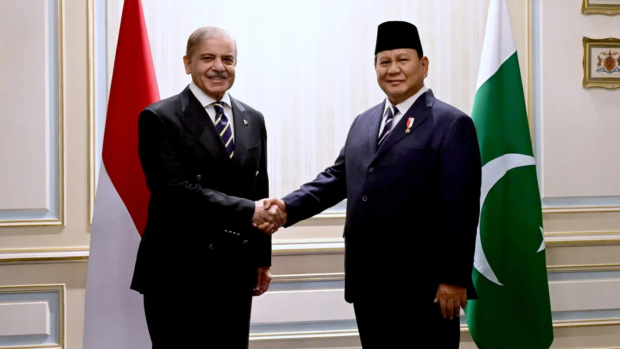 Presiden Prabowo Subianto melakukan pertemuan bilateral dengan Perdana Menteri (PM) Pakistan Shehbaz Sharif di Hotel St Regis New Capital, Kairo, Mesir, Rabu, 18 Desember 2024.