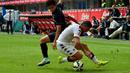 Pemain belakang Cagliari, Antonio Balzano (kanan), berusaha menahan laju penyerang Inter Milan, Dodo, saat berlaga dilanjutan Serie A Italia di Stadion San Siro, Milan, (28/9/2014). Inter Milan kalah 1-4 dari Cagliari. (AFP PHOTO/Giuseppe Cacace)