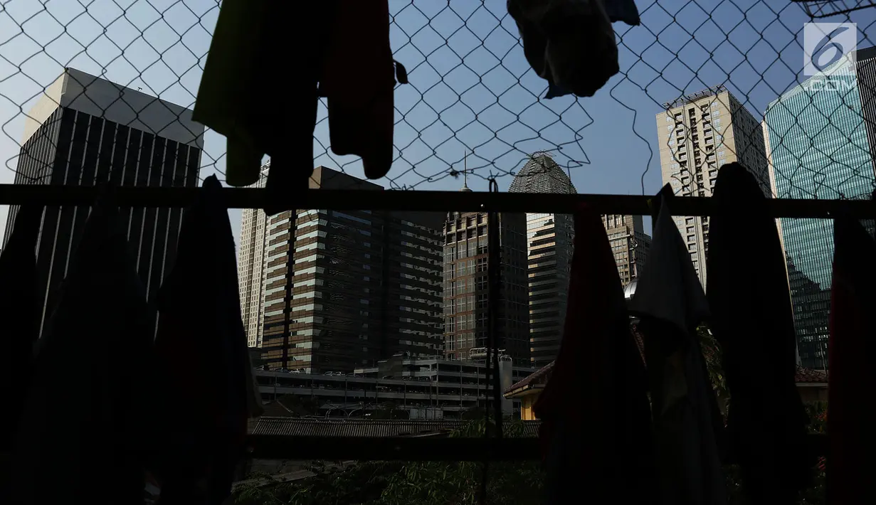 Pemandangan gedung- gedung bertingkat di kawasan Senayan, Jakarta, Jumat (28/9). Rumah-rumah kecil Ibu Kota makin tersingkir dikarenakan banyaknya lahan yang dijadikan kawasan komersial seperti mall, apartemen, perkantoran. (Merdeka.com/Imam Buhori)