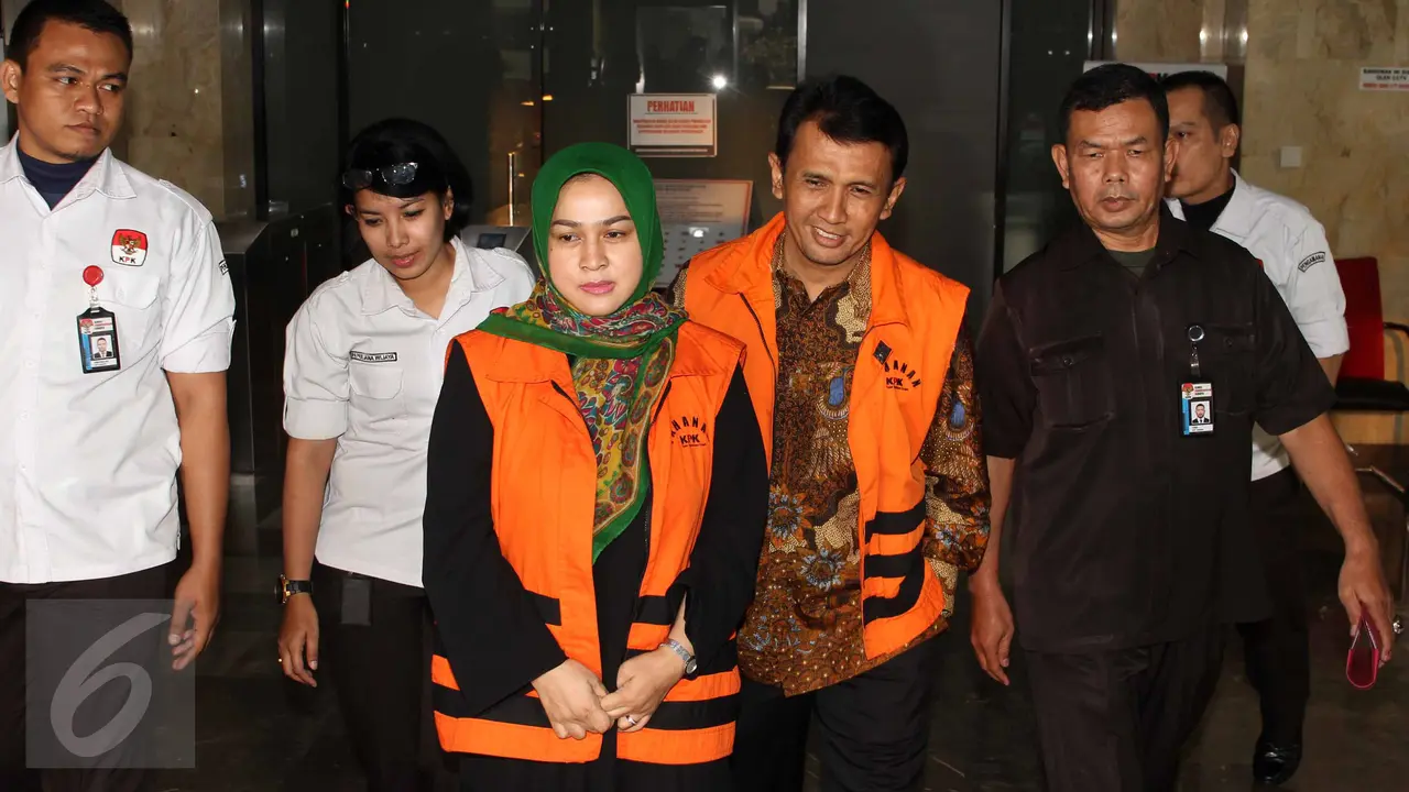 20150825-Pasutri Gatot-Evi Kompak Bungkam Usai Diperiksa KPK-Jakarta