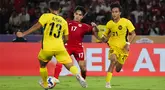 Pemain Timnas Indonesia U-23, Victor Benjamin Dethan (tengah) berusaha melewati penjagaan dari pemain Malaysia dalam laga Grup A Piala AFF U-23 2025 di Stadion Utama Gelora Bung Karno (SUGBK), Senayan, Jakarta, Senin (21/07/2025). (Bola.com/Abdul Aziz)