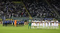 Sebagai bentuk penghortman kepada korban teror Inter Milan dan Fiorentina mengheningkan cipta sejenak pada laga Serie A di  San Siro stadium, Milan (20/8/2017). Inter menang 3-0. (AP/Antonio Calanni)
