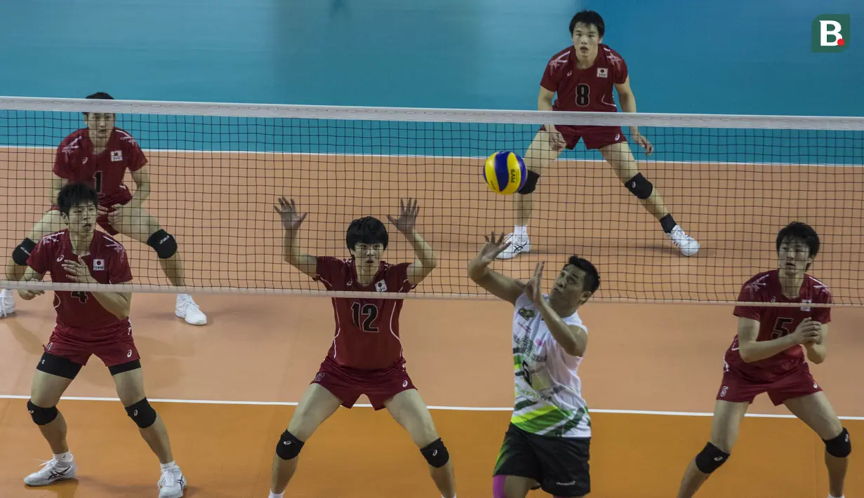 Pevoli Indonesia, Haryono Doni, mengatur serangan saat melawan Jepang pada Invitation Tournament Asian Games 2018 di Tennis Indoor Senayan, Jakarta, Selasa (13/2/2018). Indonesia menang 3-2 atas Jepang. (Bola.com/Vitalis Yogi Trisna)