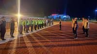 Apel siaga di halaman Polres Rokan Hulu menjaga situasi keamanan selama rangkaian Pelantikan Presiden 2024. (Liputan6.com/M Syukur)