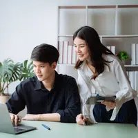 Ilustrasi suka sama rekan kerja di kantor/copyrightshutterstock/THICHA SATAPITANON