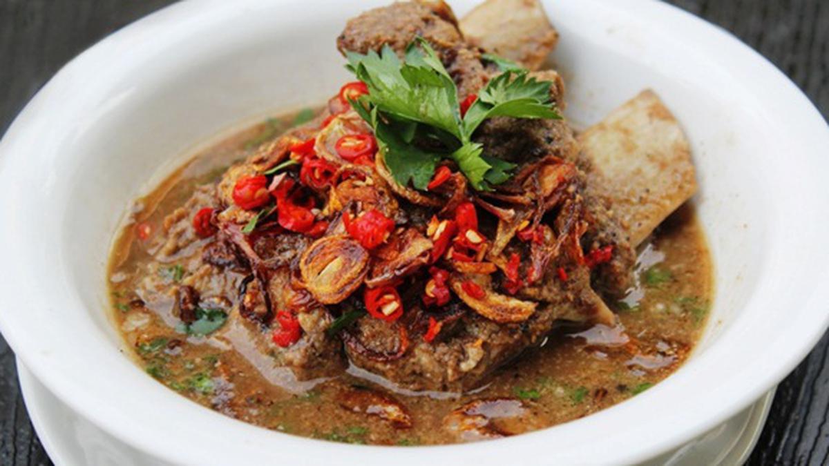 Sop Konro, hidangan khas Makassar dengan kuah kaya rempah dan iga sapi empuk yang menggugah selera