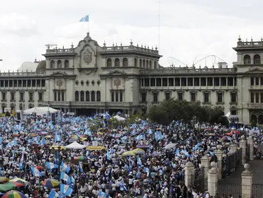 Ribuan warga berunjuk rasa menuntut mundur Presiden Otto Perez di depan Istana Nasional Guatemala City, Kamis (27/8/2015). Aksi ini dilakukan setelah Presiden Perez menolak mundur usai dituding terlibat skandal korupsi bea cukai. (REUTERS/Jose Cabezas)