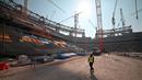 Suasana pembangunan Stadion Lusail di Qatar, Jumat (20/12). Lusail akan menjadi stadion untyuk partai pembuka dan penutup piala dunia 2022 di Qatar. (AFP/Giuseppe Cacace)