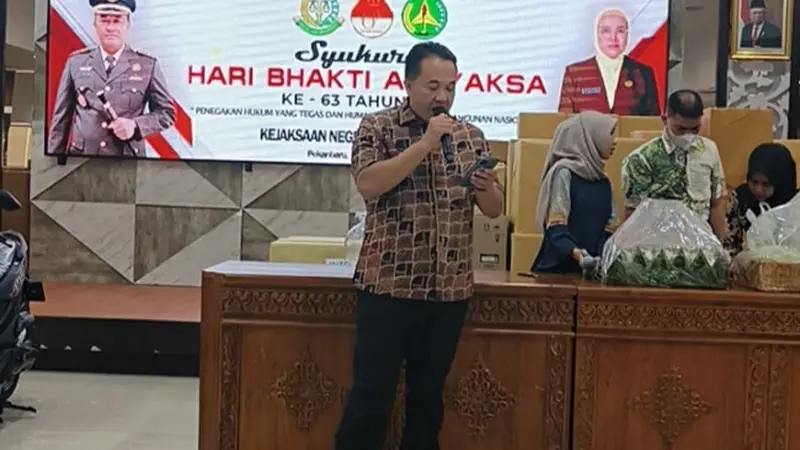 Kepala Kejari Pekanbaru Asep Sontani Sunarya saat meluncurkan Aplikasi Gurindam 295 dalam syukuran Hari Bhakti Adhyaksa.