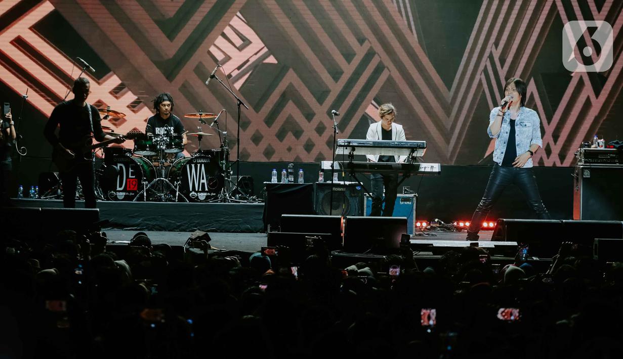 Penampilan Once Mekel dan Dul Jaelani saat berkolaborasi dengan grup band Dewa 19 dalam Tamagochill (its’s time to go chill) di Tennis Indoor Senayan, Jakarta Pusat, pada Kamis (21/11/2019). Kolaborasi Dewa 19, Once, Ari Lasso, dan Dul memukau penonton. (Liputan6.com/Faizal Fanani)