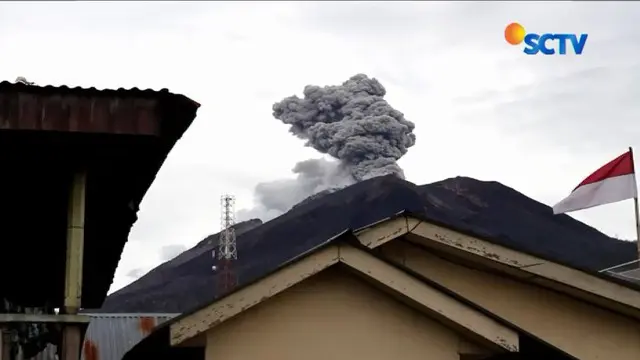 Gunung Api Sinabung di Kabupaten Karo, Sumatera Utara, masih menyemburkan abu vulkanik setinggi 1,5 kilomter.