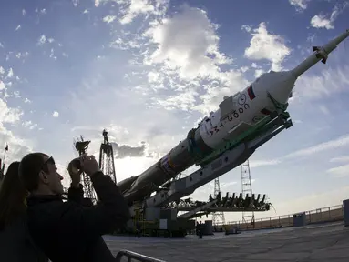 Pesawat ruang angkasa Soyuz TMA-14M diangkat menuju lokasi peluncuran di Baikonur Cosmodrome, Kazakhstan, (23/9/2014). (REUTERS/Shamil Zhumatov)