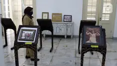 Ibu Endang dari Unit Pengelola Gedung Pertunjukan dan Seni Budaya (UP-GPSB) Dinas Pariwisata dan Budaya Pemprov DKI Jakarta menunjukkan beberapa koleksi foto-foto lawas seniman betawi, Benyamin Suaeb di Gedung Taman Benyamin Suaeb, Jakarta, Selasa (23/6/2020). (Liputan6.com/Helmi Fithriansyah)