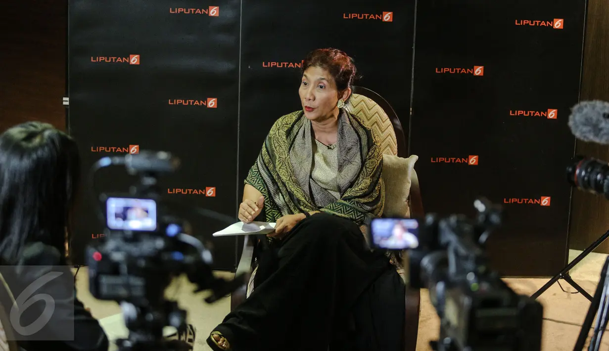 Menteri Kelautan dan Perikanan Susi Pudjiastuti ketika melakukan wawancara eksklusif dengan tim Liputan6.com, di kantor Kementerian Kelautan dan Perikanan, Jakarta, Kamis (25/6/2015). (Liputan6.com/Faizal Fanani)