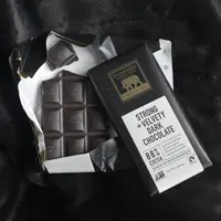 Tips yang bisa kamu ikuti adalah dengan mengonsumsi cokelat hitam. Cokelat hitam dapat mengurangi perubahan kelembaban pada kulit. (Foto: Unsplash.com/Scarlett Alt)