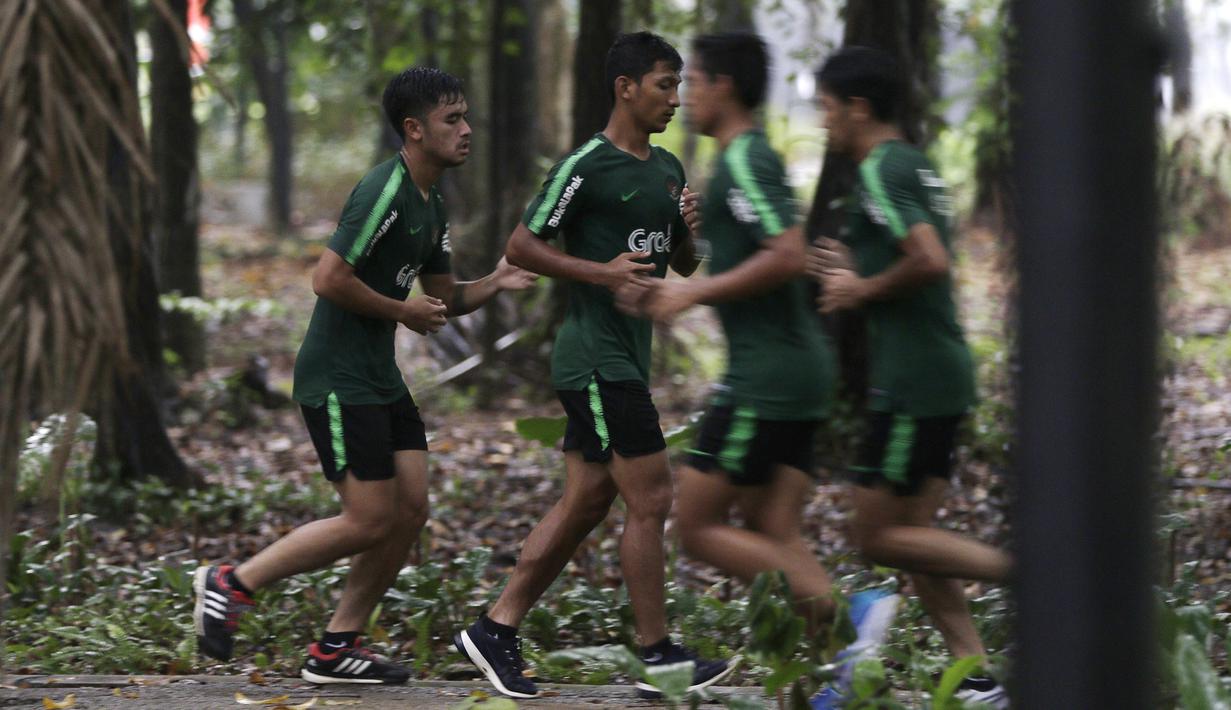 Pemain Timnas Indonesia U-23, T.M Ichsan dan Mahir Radja, berlari saat latihan fisik di Bukit Senayan, Jakarta, Rabu (6/3). Latihan ini merupakan persiapan jelang kualifikasi Piala AFC U-23. (Bola.com/Yoppy Renato)