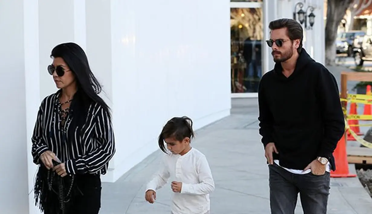 Bahkan mereka membuat keduanya duduk berdampingan saat makan malam! (SplashNews/HollywoodLife)