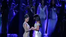 Miss Afrika Selatan, Demi-Leigh Nel-Peters dan Miss Kolombia Laura Gonzalez menunggu pengumuman pemenang kontes kecantikan Miss Universe 2017 pada malam final di Las Vegas, Minggu (26/11). Demi-Leigh berhasil memenangi Miss Universe 2017. (AP/John Locher)