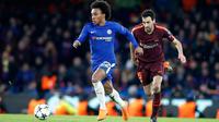 Pemain Barcelona, Sergio Busquets berusaha merebut bola yang dikendalikan pemain Chelsea, Willian pada pertandingan leg pertama 16 besar Liga Champions di Stamford Bridge, Selasa (20/2). Barcelona ditahan imbang Chelsea dengan skor 1-1 (AP/Alastair Grant)
