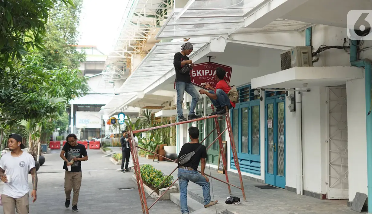 Pekerja menyelesaikan ruang kreatif di sekitar kawasan M Bloc Space, Blok M, Jakarta, Senin (14/10/2019). Ruang kreatif baru tersebut berdiri di atas lahan Peruri dengan luas 7.000 meter persegi. (Liputan6.com/Immanuel Antonius)