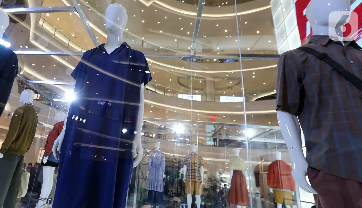 Koleksi LifeWear 2022 Spring Summer UNIQLO dalam instalasi di Senayan City, (13/01/2022). UNIQLO City terbagi menjadi 4 subtema The Joys of Landscape, The Joys of Imagination, The Joys of Sun and Seaside dan The Joys of Skyline dengan menggandeng publik figur. (Liputan6.com/Fery Pradolo)